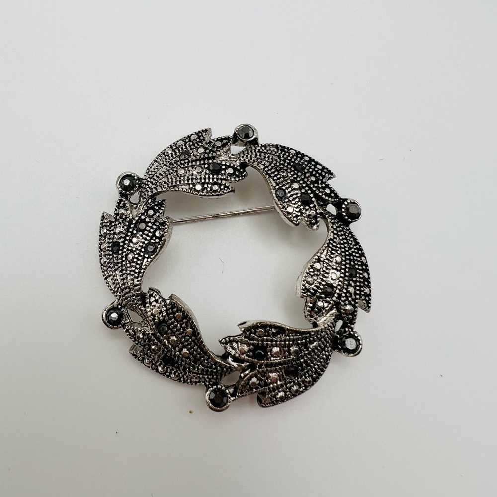 Vintage Silvertone Wreath Brooch Marcasite Style Leaf Pin